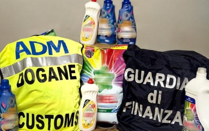 Porto di Trieste, maxi sequestro di detersivi contraffatti: 4.500 flaconi bloccati dalla Finanza