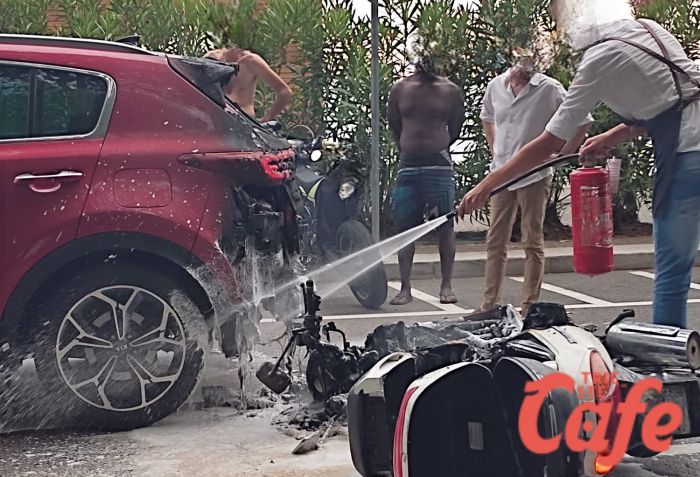 Auto in fiamme colpisce scooter in transito: traffico bloccato in Viale Miramare (VIDEO) 
