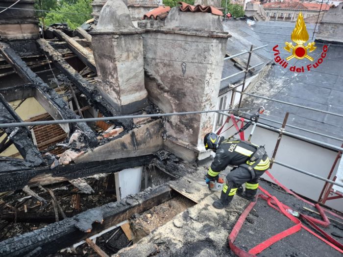 Incendio tetto in via Giulia: rientrati quasi tutti gli inquilini, mansarda resta inagibile (VIDEO) 