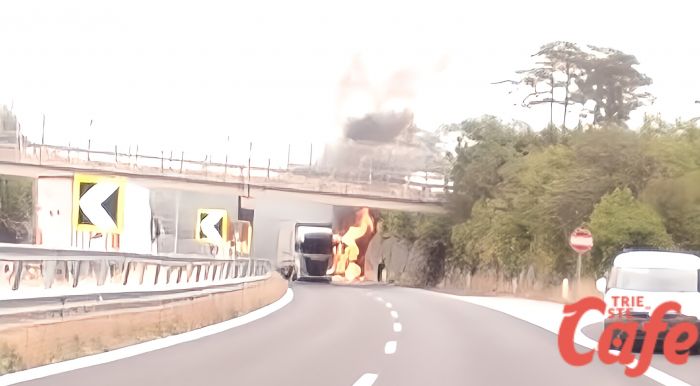 Camion in fiamme sulla RA13 all’altezza di Prosecco: sul posto i Vigili del Fuoco