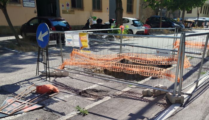 Via Ghirlandaio, buca aperta da mesi: la segnalazione di una triestina