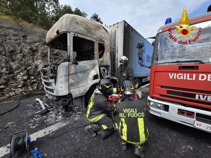 Rogo sul raccordo autostradale: Vigili del fuoco salvano semirimorchio e vegetazione (VIDEO) 