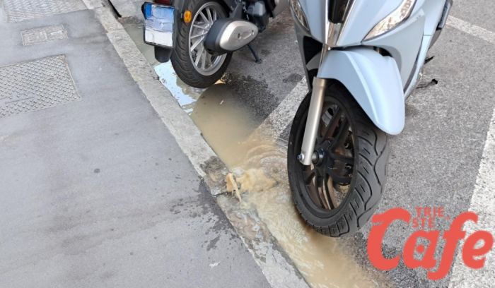 Sgorga acqua nera dal marciapiede in via Piccardi 4: allertata Acegas