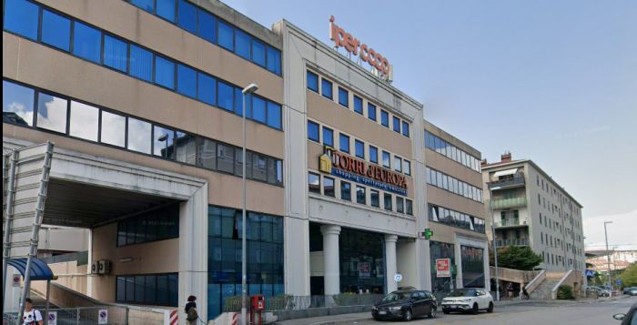 Anziano cade sulle scale mobili alle Torri d’Europa: immediato l’intervento dei soccorsi