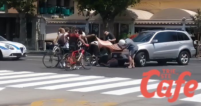 Viale Miramare, scontro auto-scooter: probabile mancata precedenza, scooterista a Cattinara 