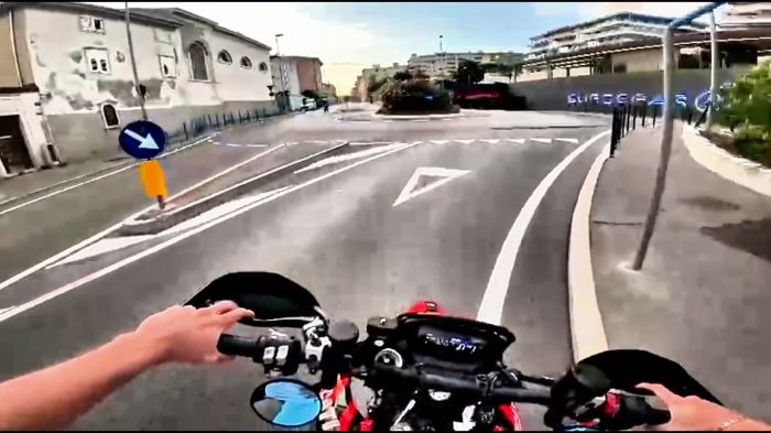 Via dell'Istria, sfreccia contromano su uno scooter elettrico, passa col rosso e rischia lo scontro (VIDEO) 