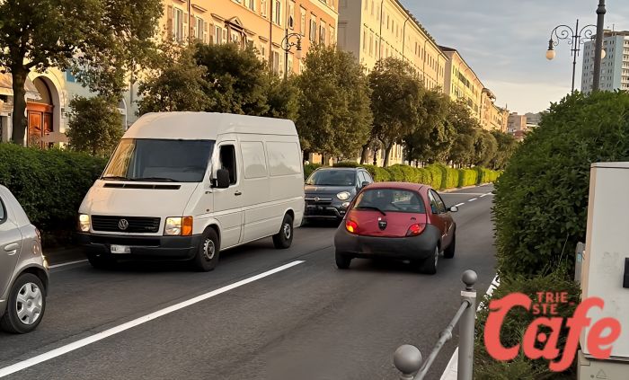 Sfreccia contromano sulle Rive a Trieste: paura per i pedoni, "ho rischiato di perdere una gamba"