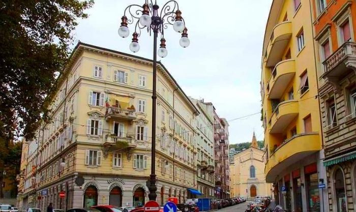 Trieste, anziana in lacrime in banca: sospetto raggiro sotto gli occhi di tutti, ma il gruppo sparisce nel nulla