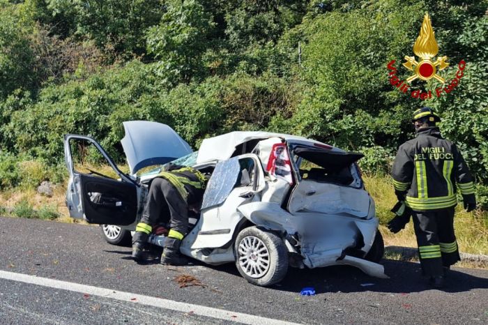 Scontro tra auto, furgone e autocarro sul raccordo autostradale: tre feriti e traffico bloccato