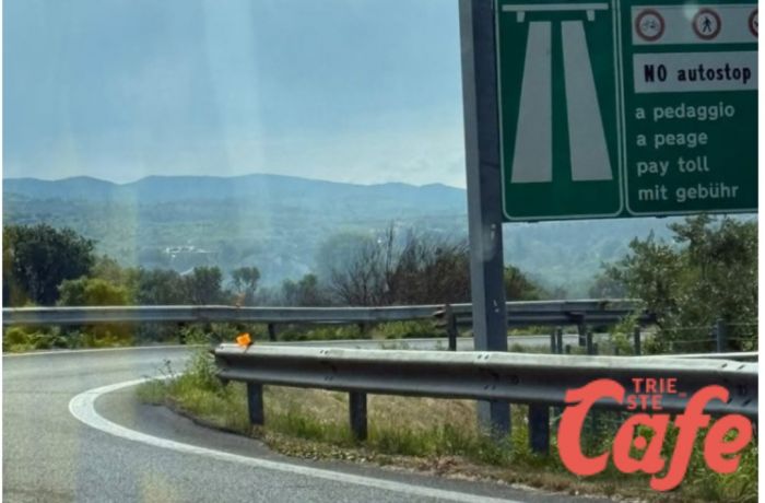 Principio d’incendio vicino all’autostrada a Duino, fumo visibile dalla A4