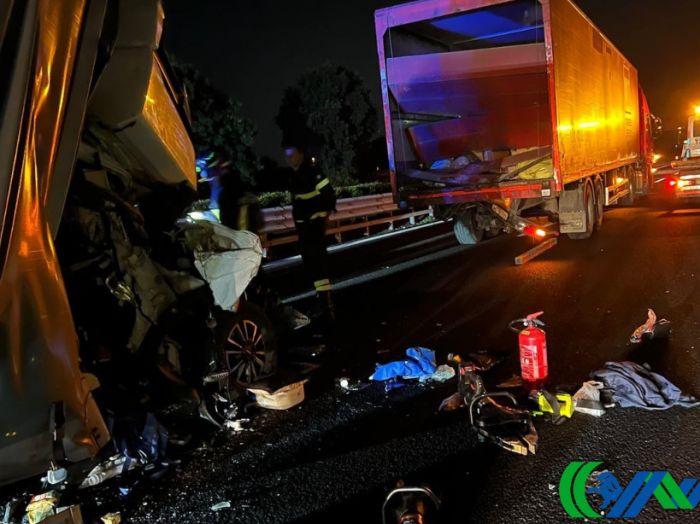 Schianto mortale nella notte sull’A4: autocarro si schianta contro tir, un morto