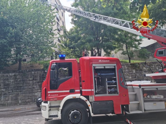 Strada di Fiume, incendio nelle cantine, evacuate due persone e salvati tre animali domestici