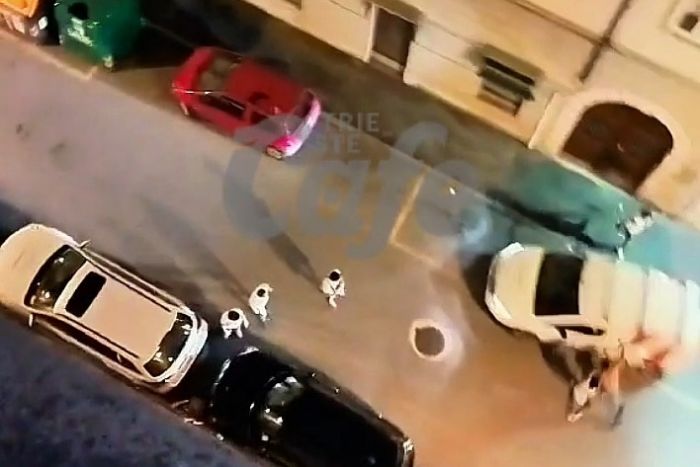 Centro città, gruppo di stranieri prende a calci un’auto parcheggiata: tensione in via Geppa (VIDEO) 