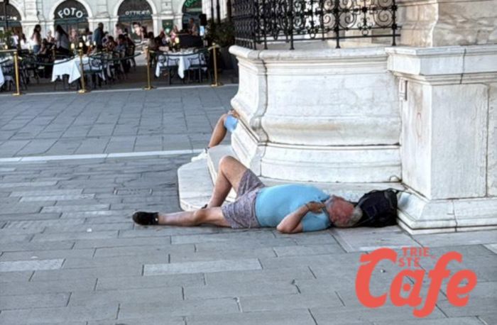 Dorme a terra davanti alla Presidenza della Regione: uomo disteso in piena piazza Unità