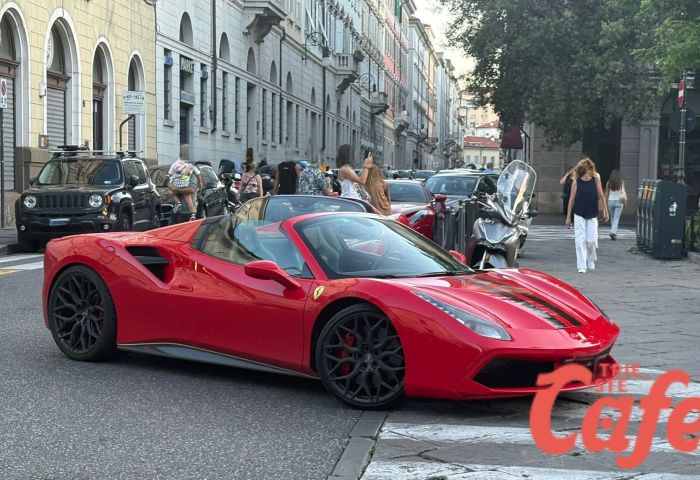 Auto da sogno, civiltà da incubo: la foto della Ferrari ferma in mezzo alla corsia in piazza Venezia 