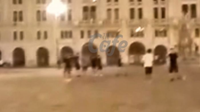 Scena d’altri tempi in piazza Unità: giovani giocano a pallone con bottiglie al posto delle porte (VIDEO) 
