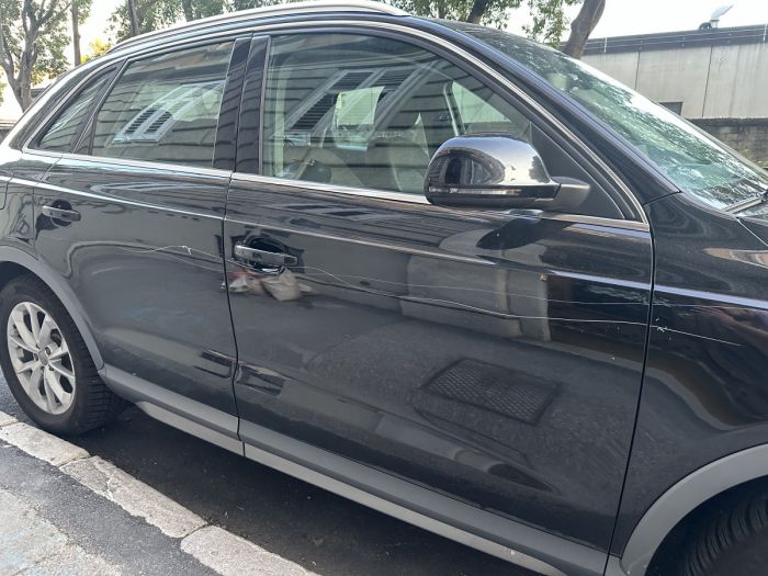 Vandalismi in pieno giorno in via Fabio Severo: turista ungherese danneggiato, anziana sotto shock