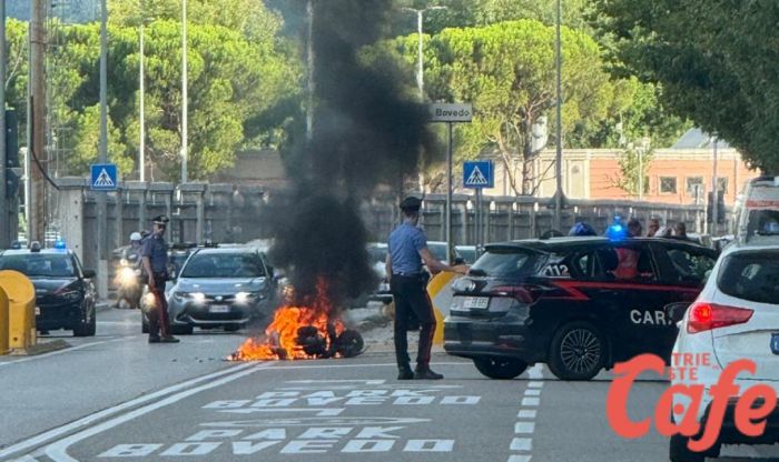 Scooter avvolto dalle fiamme in viale Miramare: traffico in tilt, intervento immediato dei soccorsi (VIDEO) 