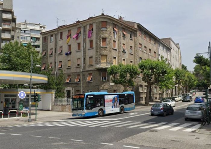 Ragazzo aiuta anziana curva sulle borse mentre attraversa col rosso in via Baiamonti