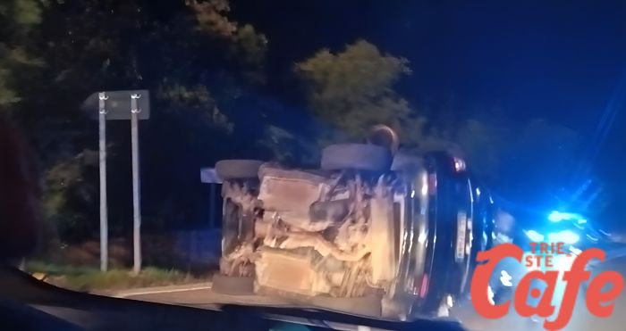 Auto si ribalta sulla strada per Basovizza: intervento dei soccorsi