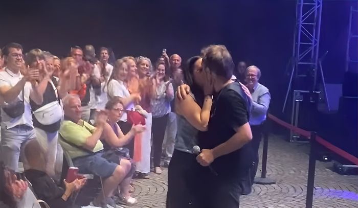 Trieste, magia sotto le stelle: il frontman di “Canto Libero” chiede alla sua Licia di sposarlo