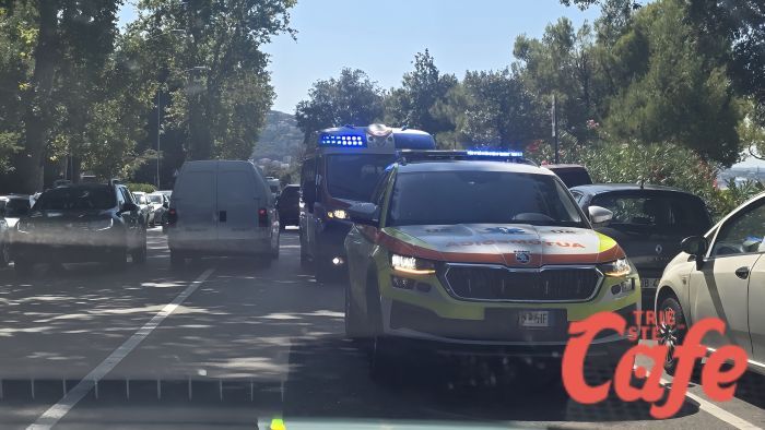 Scivola sulla rampa di accesso al mare a Barcola: donna ferita, soccorsa dal 118