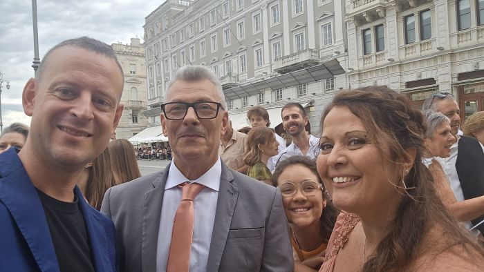 Trieste in festa: in piazza Unità lo zio dell’amato direttore sposa Raffaella
