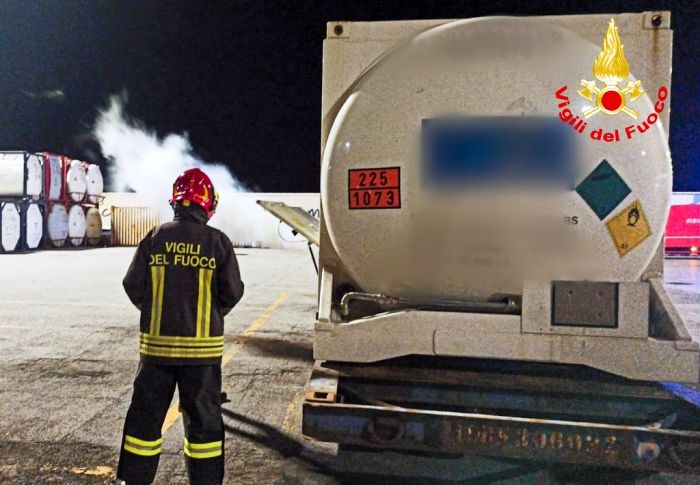Paura in Porto Nuovo: fuga di ossigeno liquido da un container, Vigili del Fuoco eroi della notte