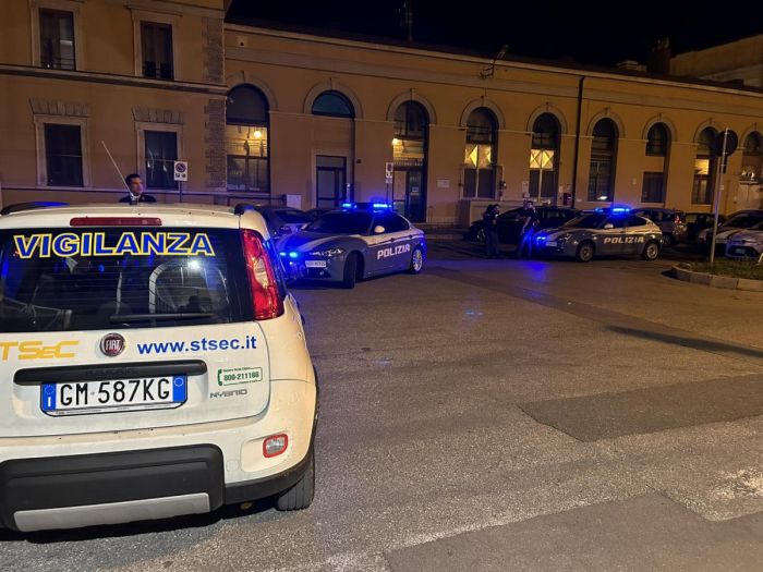 Paura nella notte a Udine, uomo ubriaco aggredisce ragazza: fermato da guardia giurata 