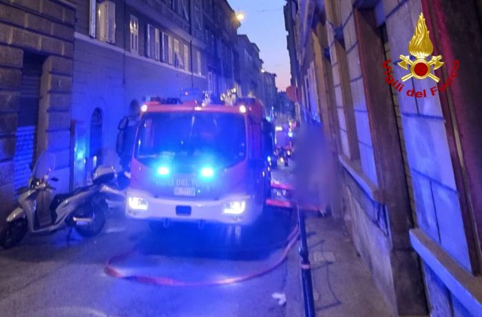 Fiamme in via Crispi: Vigili del Fuoco domano un incendio in un appartamento all’ultimo piano
