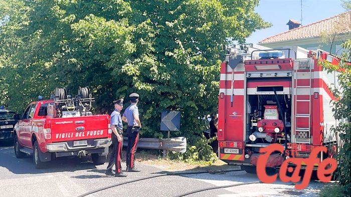 Denso fumo e residenti in fuga: incendio domestico ad Aurisina Stazione