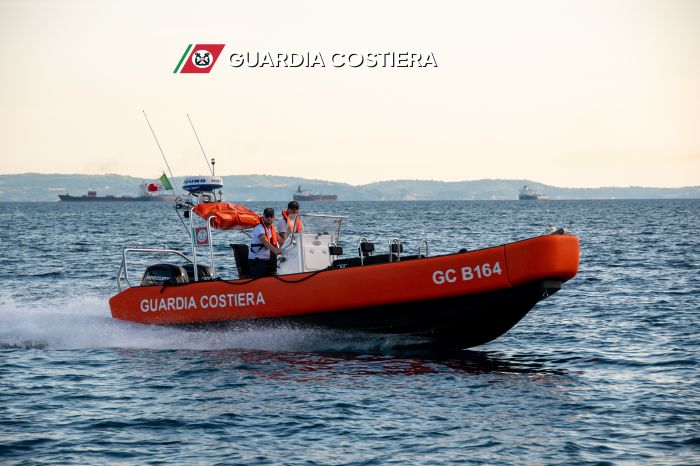Raffiche di bora spingono due ragazze al largo: salvate dalla Guardia Costiera a Barcola