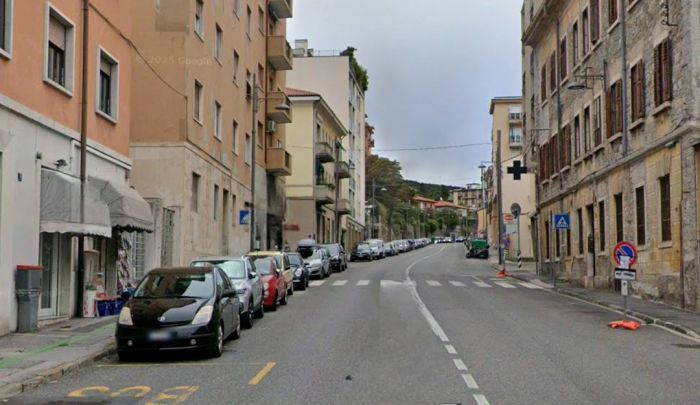 Anziana ingannata in via Revoltella con la tecnica del finto incidente: truffa da migliaia di euro 