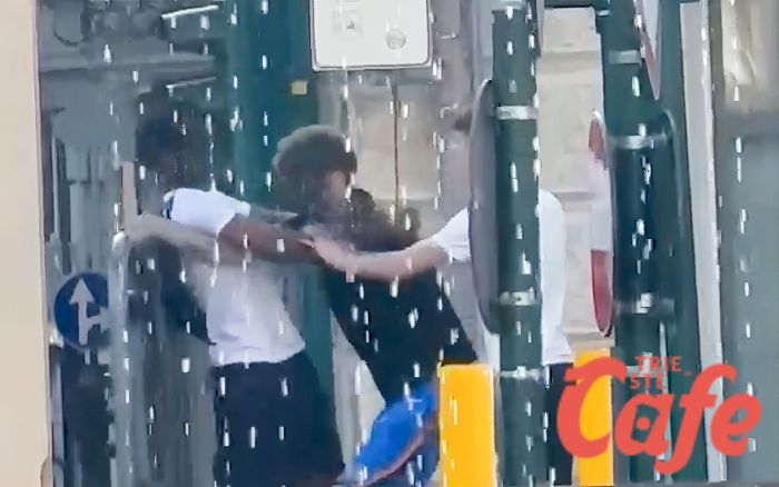 Piazza Goldoni, violenta lite tra maranza in centro tra testate, calci e pugni (VIDEO) 