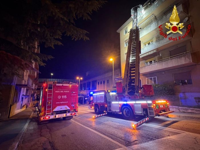 Incendio nella notte in via d’Alviano: fiamme sul balcone di un appartamento vuoto (VIDEO) 