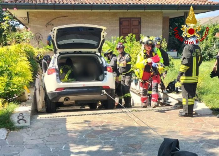Fvg, uomo schiacciato tra auto e muro: intervento dei vigili del fuoco per liberarlo