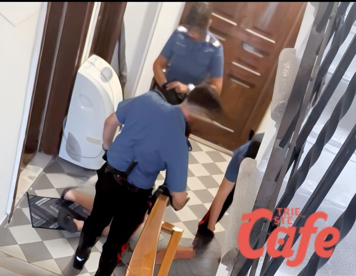 Paura a San Giacomo: urla disperate di una donna e colpi furiosi contro una porta, interviene la polizia