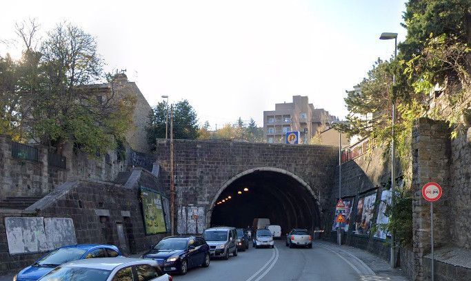 Galleria piazza Foraggi, lancia pietre sui veicoli in transito: denunciato uomo! 