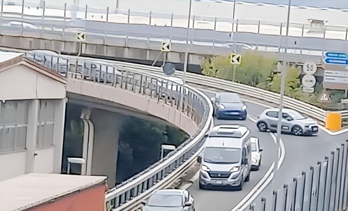 Incidente sulla sopraelevata: traffico deviato a lungo, auto sorpresa in una manovra azzardata