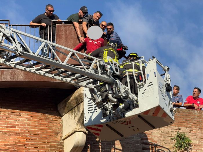 Fvg, auto precipita da un parcheggio rialzato: due feriti soccorsi dai vigili del fuoco