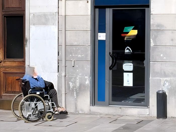 Piazza Goldoni, anziana lasciata sotto il sole in carrozzina mentre il figlio entra in sala scommesse