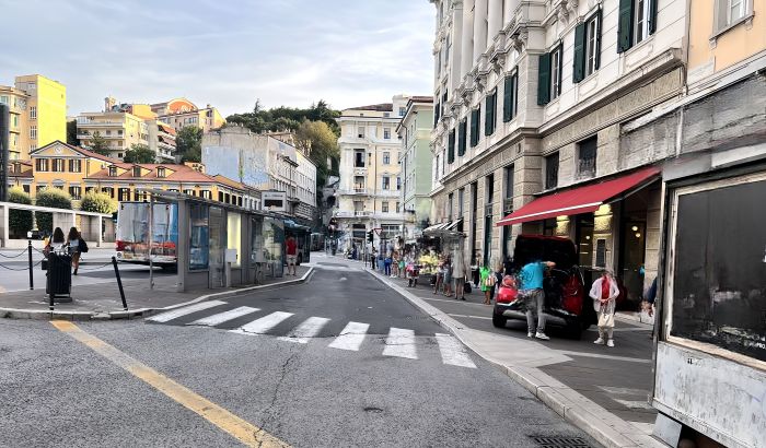 Parcheggio selvaggio in piazza Goldoni: suv invade marciapiede tra lo sconcerto dei passanti
