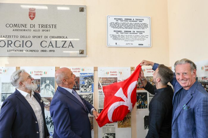 Michael Jordan a Trieste, si celebra i 40 anni della schiacciata che frantumò il tabellone