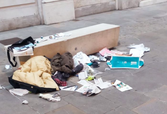Via Cassa di Risparmio, degrado in centro: cumuli di rifiuti abbandonati davanti ai palazzi storici