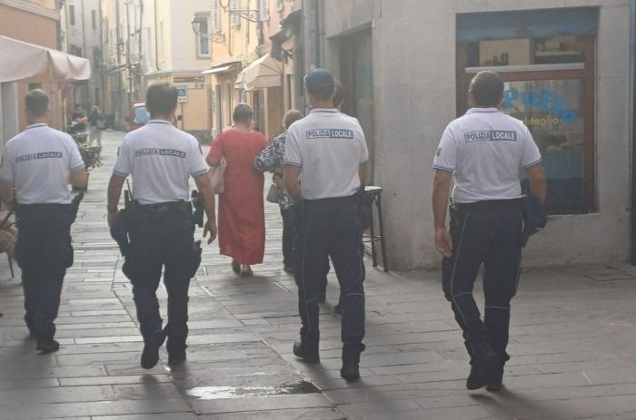 Prima collaborazione tra le polizie locali di Trieste e Muggia: controlli con il cane antidroga Conan