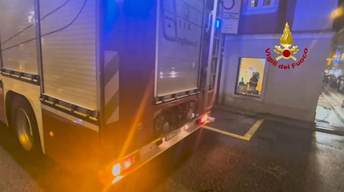 “Mia figlia con la stampella sotto il diluvio respinta da un portone in via Battisti”