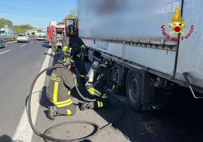 Principio d’incendio su un tir in a4: la prontezza dell’autista e dei vigili del fuoco evita il peggio