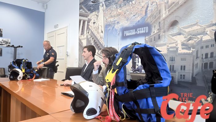 Soccorso e prossimità dal mare: le moto d’acqua della polizia salvano vite lungo la costa triestina