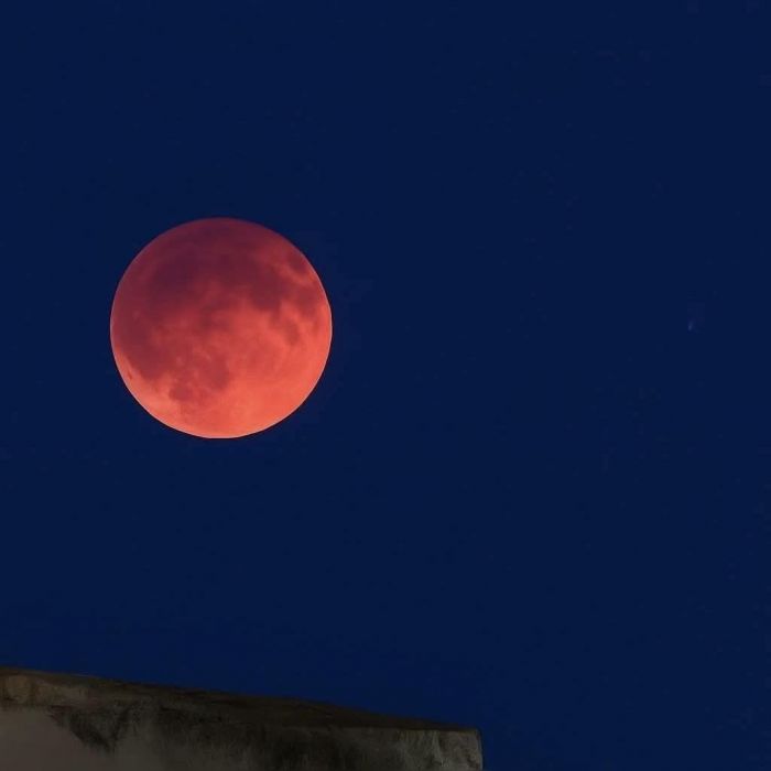 Magia sopra Trieste: la Luna si tinge di rosso e illumina la notte giuliana