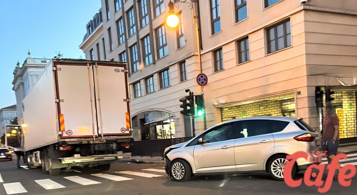 Via Pauliana - Piazza Libertà, scontro all'alba auto - camion 